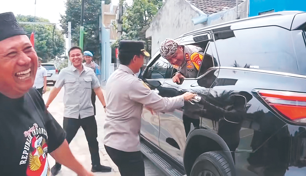 TANPA MATERI LAWAKAN: Aksi kocak AKBP Condro Sasongko di Serang, Banten, beberapa waktu lalu. Perwira menengah Polri itu pernah menajdi atlet judo Jatim. (DOK. RADAR BANTEN) - Image