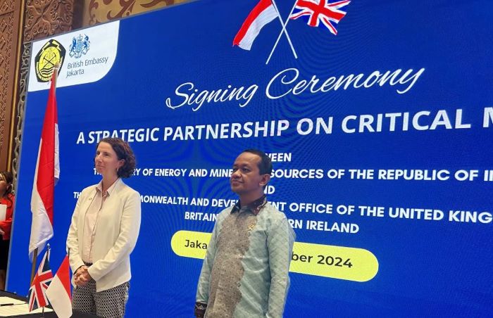 Menteri Pembangunan, Perempuan dan Kesetaraan Inggris, Anneliese Dodds (kiri) dan Menteri ESDM Republik Indonesia Bahlil Lahadalia (kanan). (Kuntum Riswan/Antara) - Image