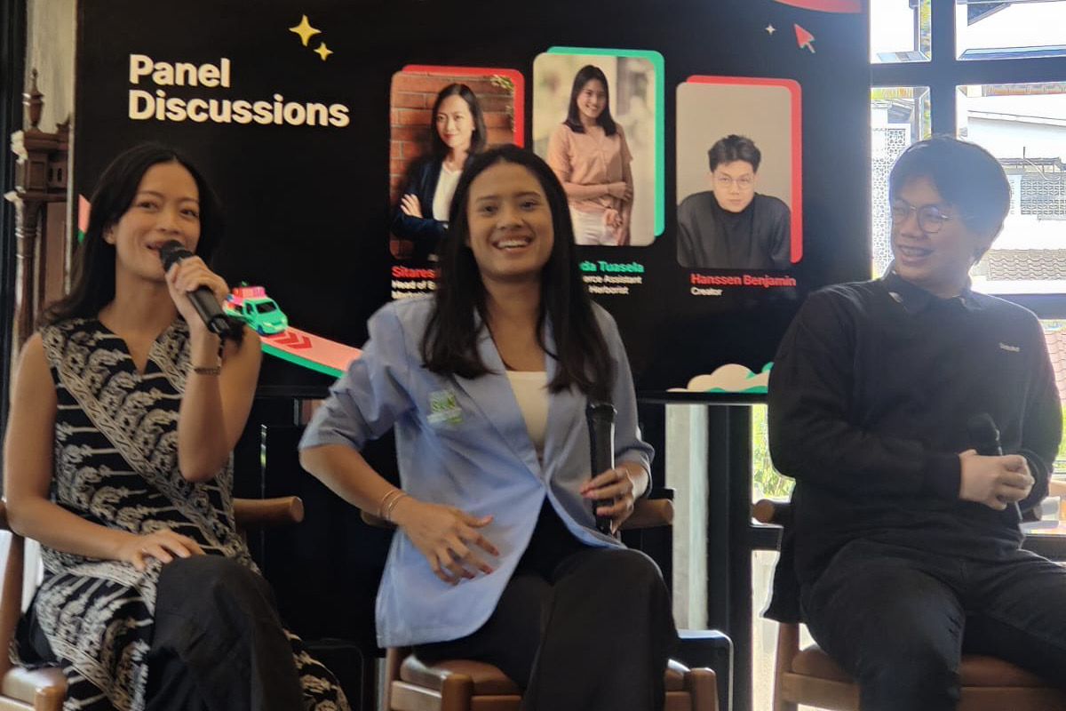 Head of Business Marketing TikTok Indonesia Sitaresti Astarini, E-commerce Assistant Manager Herborist Yolanda Tuasela, kreator TikTok Hanssen Benjamin. (Idah Saidah/Jawa Pos) - Image