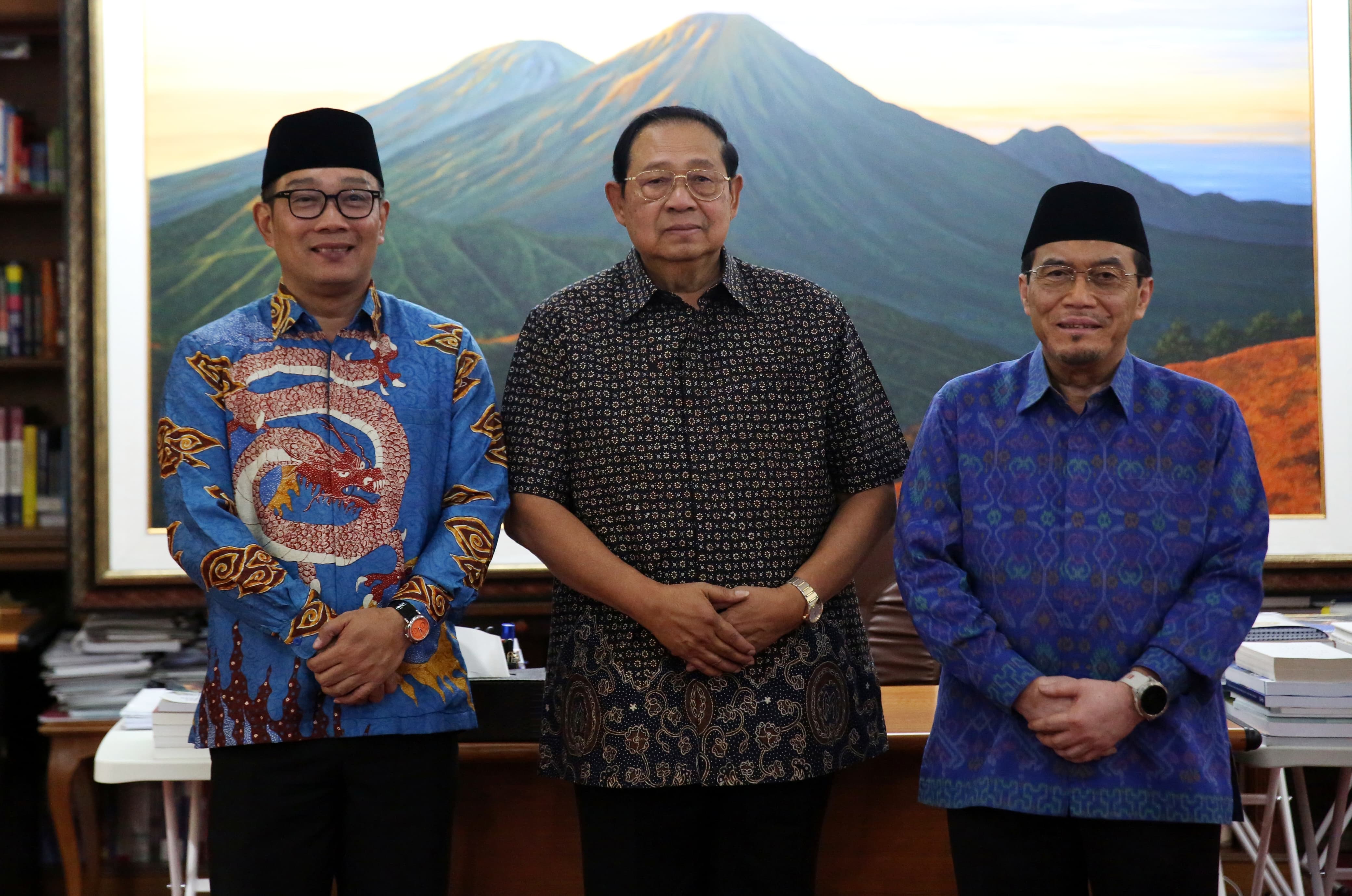 Bakal Calon Gubernur Jakarta dan Calon Wakil Gubernur Jakarta Ridwan Kamil-Suswono (RIDO) bertemu dengan mantan Presiden RI Susilo Bambang Yudhoyono (SBY) di Cikeas, Bogor, Jawa Barat, Kamis (19/9). - Image