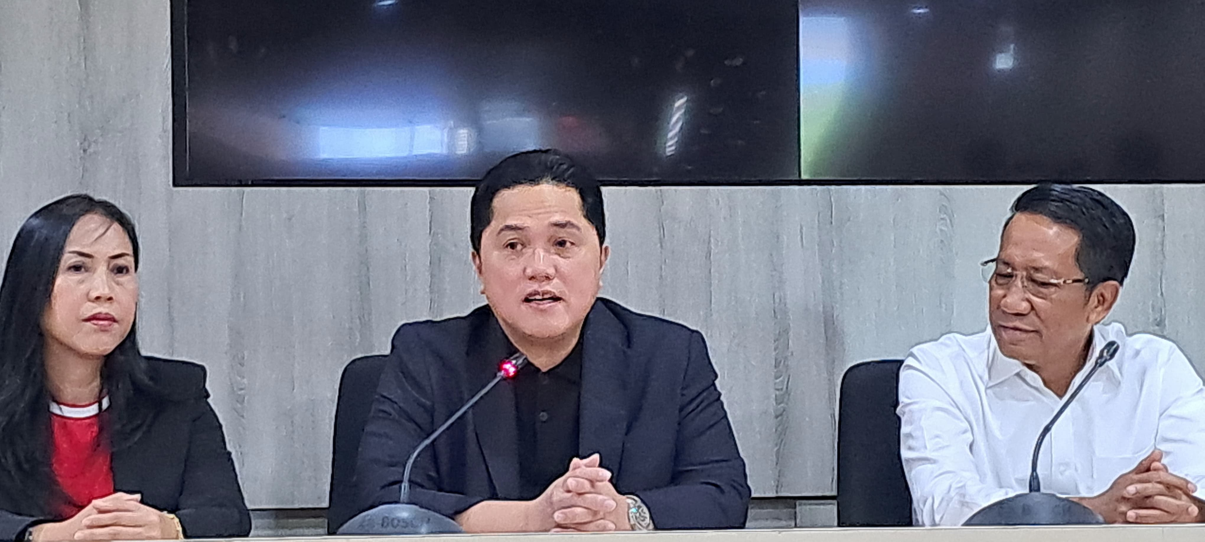Ketua Umum PSSI Erick Thohir (tengah) dalam keterangan pers di Kementerian Hukum dan Hak Asasi Manusia, Kamis (19/9) pagi. (Dok: Dimas Ramadhan/JawaPos.com) - Image