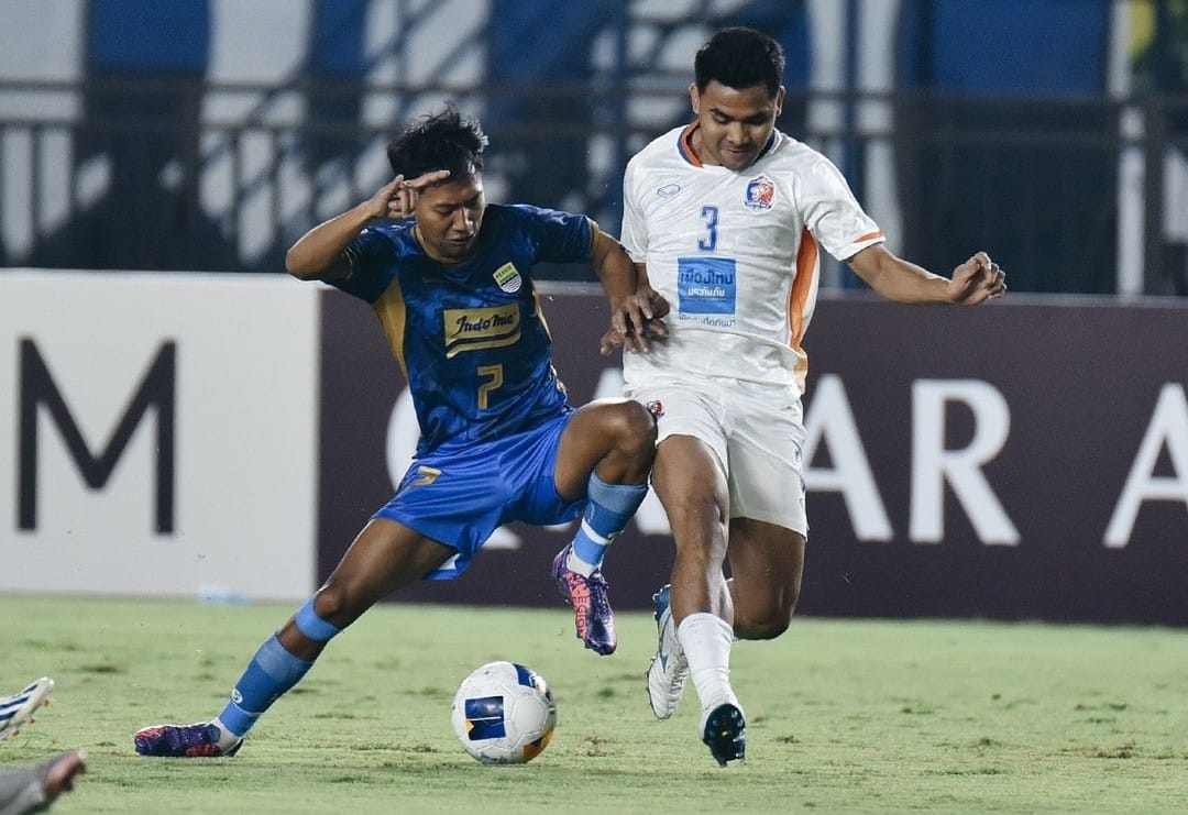 Asnawi Mangkualam melewati pemain Persib dalam laga ACL 2 2024/2025 di Stadion Si Jalak Harupat, Soreang, Kabupaten Bandung, Kamis (19/9). (Instagram Persib) - Image