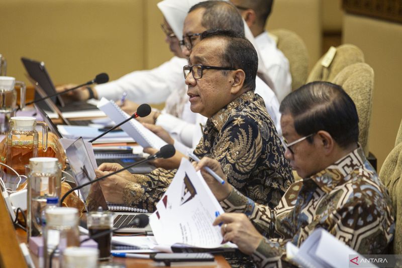 Menteri Sekretaris Negara Pratikno (kedua kanan) dan Sekretaris Kabinet Pramono Anung (kanan) saat mengikuti rapat kerja dengan Komisi II DPR di Kompleks Parlemen, Senayan. (ANTARA) - Image