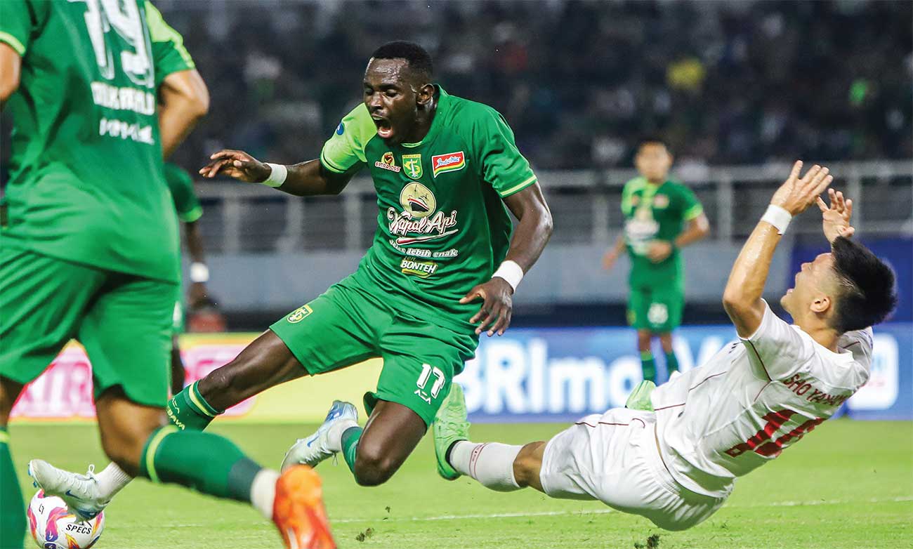 TERPELANTING: Flavio Silva kembali gagal mencetak gol saat Persebaya menjamu Persis Solo Rabu (18/9) malam di Stadion Gelora Bung Tomo, Surabaya. (ANGGER BONDAN/JAWA POS) - Image