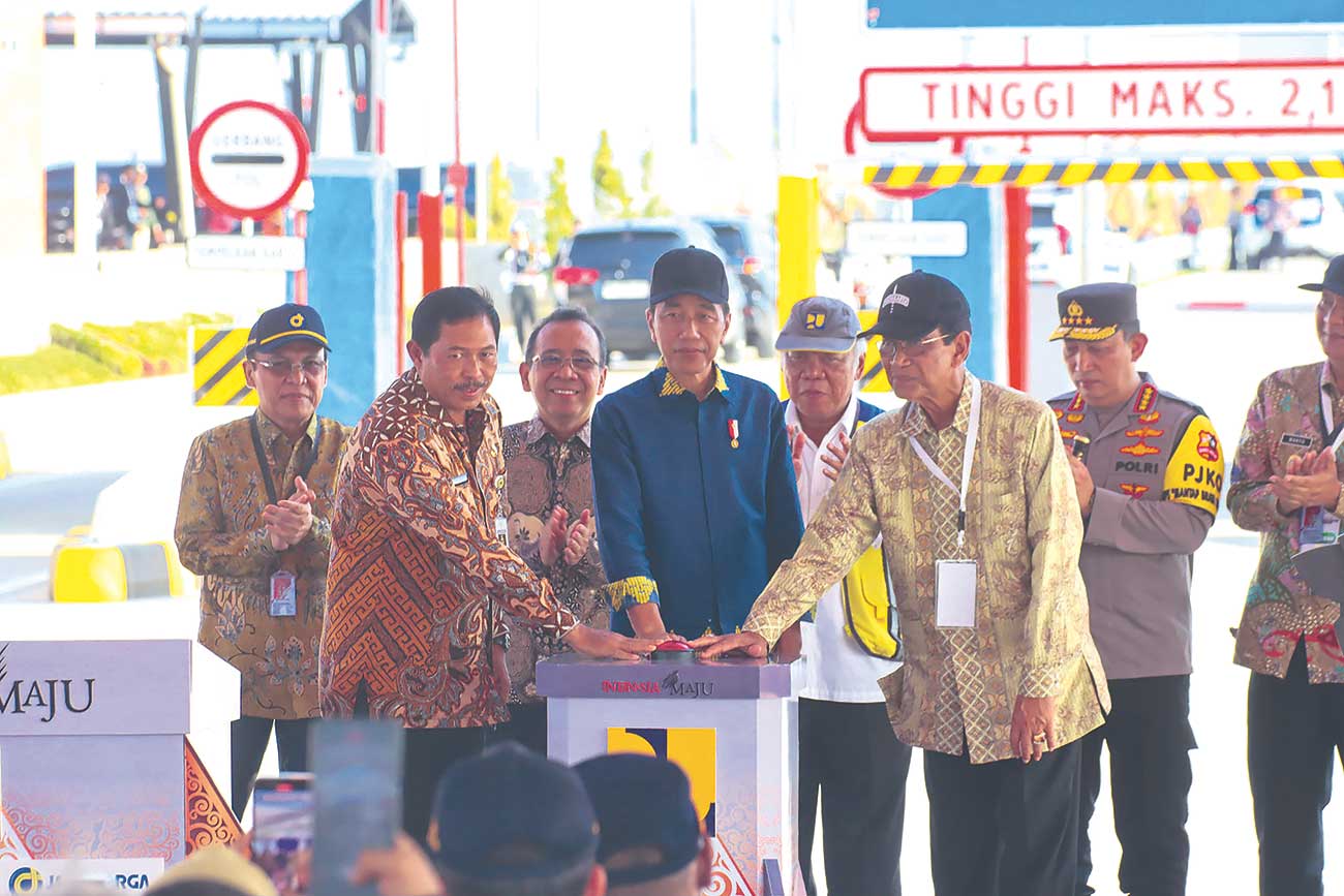 Jokowi didampingi Gubernur DIJ Sri Sultan Hamengku Buwono X (kanan) dan Pj Gubernur Jateng Nana Sudjana meresmikan jalan tol Solo-Jogja seksi I ruas Kertasura-Klaten di gerbang tol Banyudono, Boyolali - Image