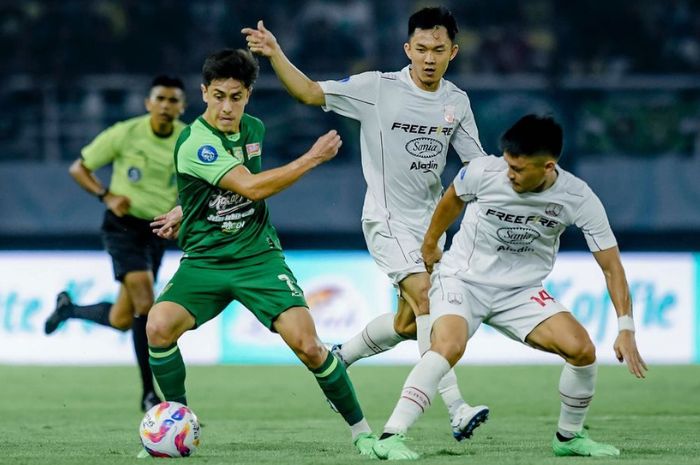 Francisco Rivera jadi pemain kunci di lini tengah Persebaya Surabaya yang selalu bermain rapi dan belum pernah menerima kartu akibat pelanggaran. (Instagram @officialpersebaya) - Image