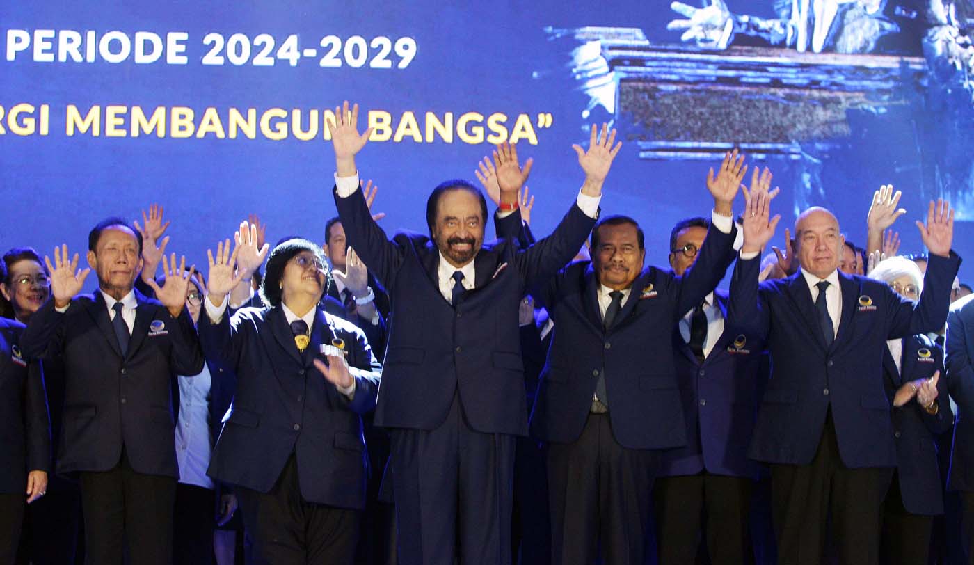 Ketua Umum Partai NasDem Surya Paloh berfoto bersama jajaran pengurus DPP Partai NasDem periode 2024-2029 seusai pelantikan di NasDem Tower, Jakarta, Kamis (19/09/2024). (Fedrik Tarigan/ Jawa Pos) - Image