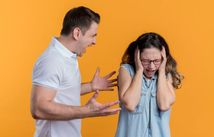 Salah satu tanda ketidakbahagiaan dalam hubungan adalah merasa terkuras emosional (freepik) - Image
