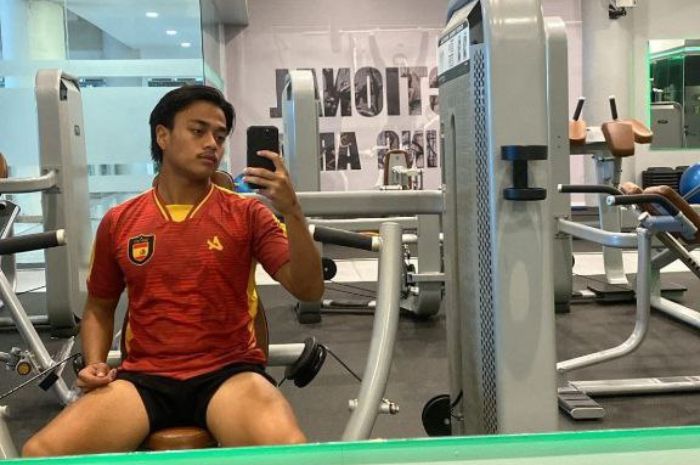 Andre Oktaviansyah menunjukkan mental baja untuk fokus berlatih, meskipun harus absen di laga kontra PSBS Biak pada pekan keenam Liga 1 Indonesia 2024/2025. (Instagram/@andreoktvn7) - Image