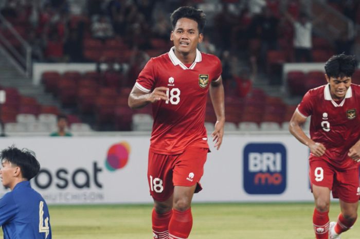 Bintang Persebaya Surabaya Toni Firmansyah saat mencetak gol saat debutnya di Timnas Indonesia bersama pelatih Indra Sjafri. (Dok. PSSI) - Image
