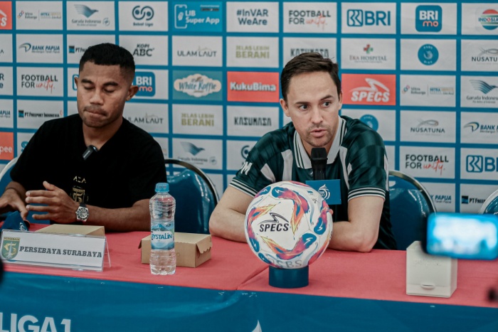Pelatih Persebaya, Paul Munster (kanan), membeberkan resep menghadapi padatnya jadwal Liga 1 Indonesia, terutama jelang menghadapi PSBS Biak, Minggu (22/9) malam. (Persebaya) - Image