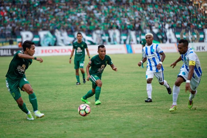 Memori kedigdayaan Persebaya Surabaya, Misbakus Solikin (kiri) dan Irfan Jaya (tengah) bermain apik saat Green Force menghancurkan PSBS Biak di Gelora Bung Tomo, (22/9/2017). (Persebaya.id) - Image