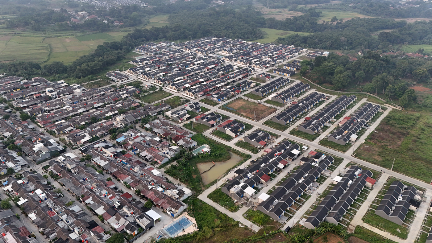 Foto udara kawasan perumahan bersubsidi di kawasan Parung Panjang, Bogor, Jawa Barat. (Dery Ridwansah/ JawaPos.com) - Image