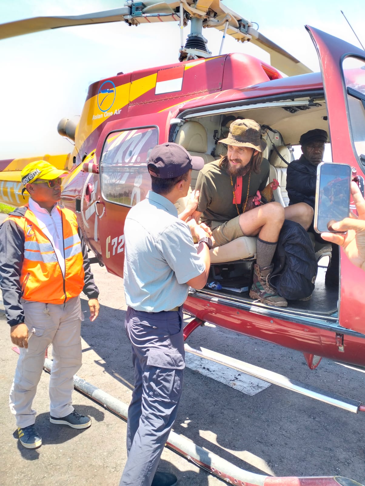 Pilot Susi Air Philip Mark Mehrtens ketika tiba di Timika setelah dibebaskan dari tangan OPM. (Dispenad) - Image
