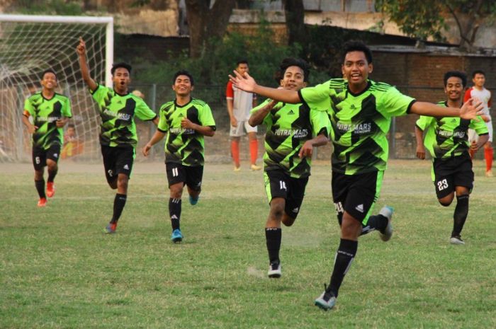 Putra Mars berhasil ke puncak klasemen sementara Kompetisi Kapal Api Persebaya (KKAP) 2018 Seri B berkat kemenangan 3-2 atas Maesa di Lapangan Persebaya, Karanggayam (26/8/2018). (Persebaya.id) - Image