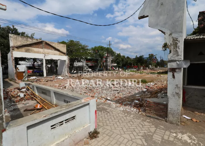 Sejumlah Pekerja Mulai Mengukur Tanah di Semampir Progres Pembebasan Lahan Terdampak Capai 67 Persen (FOTO: WAHYU ADJI/JPRK) - Image