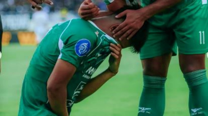 Hokky Caraka meluapkan emosinya setelah mencetak gol ke gawang Arema FC dalam lanjutan Liga 1 Indonesia. (Instagram/@hokkycaraka_) - Image