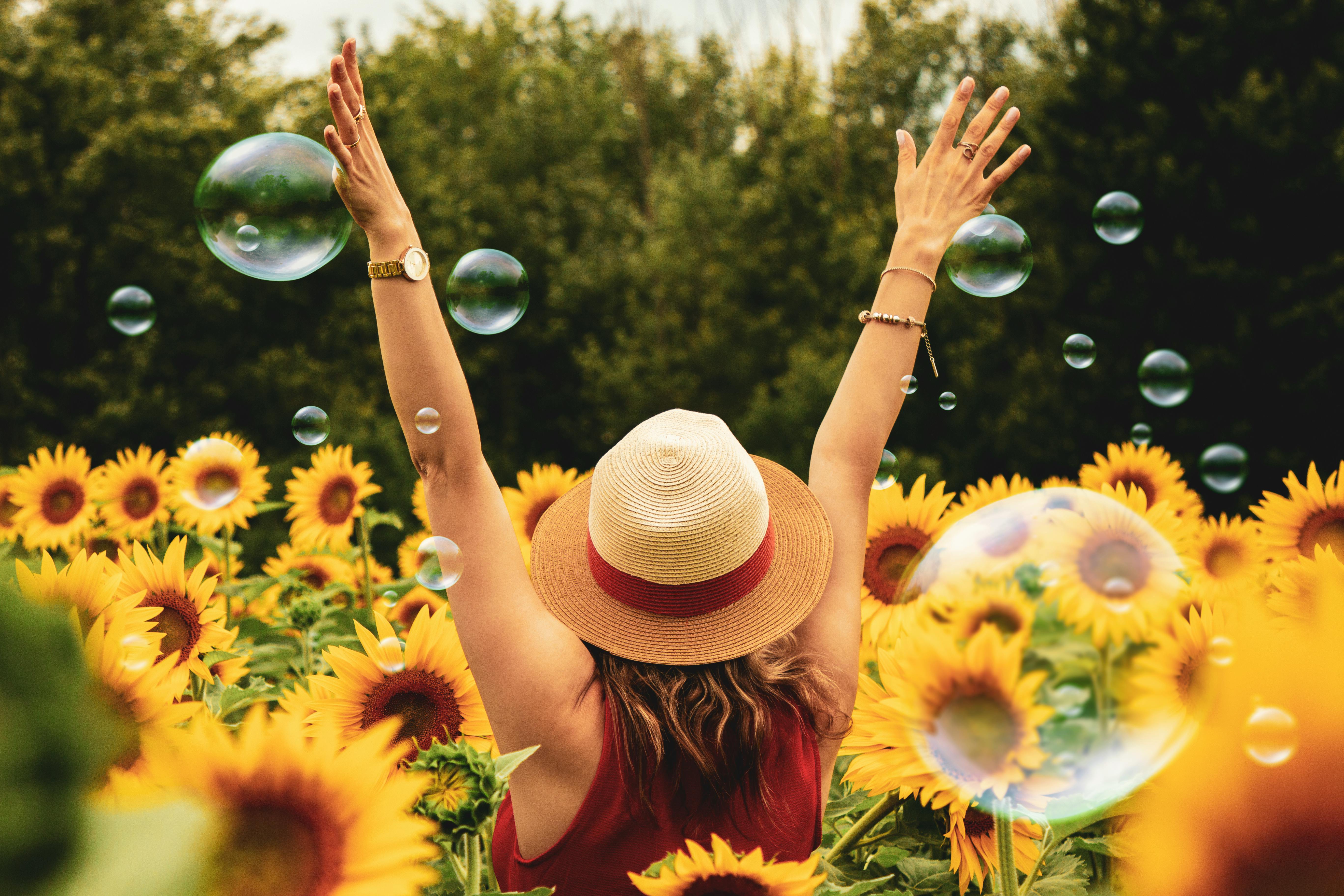 Seorang wanita pisces yang sedang bersenang-senang. (pexels/Andre Furtado) - Image