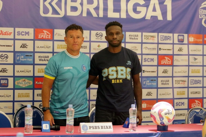 Kiper PSBS Biak Jhon Pigai (kanan) punya motivasi lebih ketika menghadapi Persebaya Surabaya dan siap bikin mati kutu Flavio Silva. (LIB) - Image