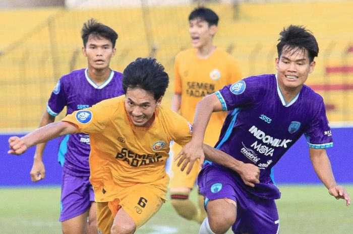 Muhammad Iqbal mantan bintang Persebaya Surabaya belum bisa berbuat banyak untuk tim barunya Semen Padang di Liga 1 Indonesia. (Instagram @semenpadangfcid) - Image