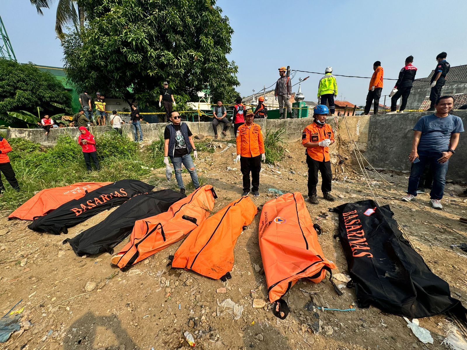 Petugas BPBD mengevakuasi tujuh mayat yang ditemukan di Kali Bekasi, Minggu (22/9). (BPBD Kota Bekasi) - Image