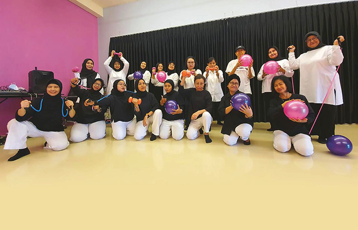 FIT BARENG: Taty membentuk Senior Wellness Club untuk membagikan ilmu menjaga kebugaran di usia yang tak lagi muda. (Dokumentasi Taty Mulyati Arifin) - Image