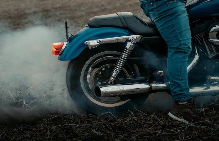 Ilustrasi motor mengeluarkan asap. Pexels.com/Gera Cejas - Image