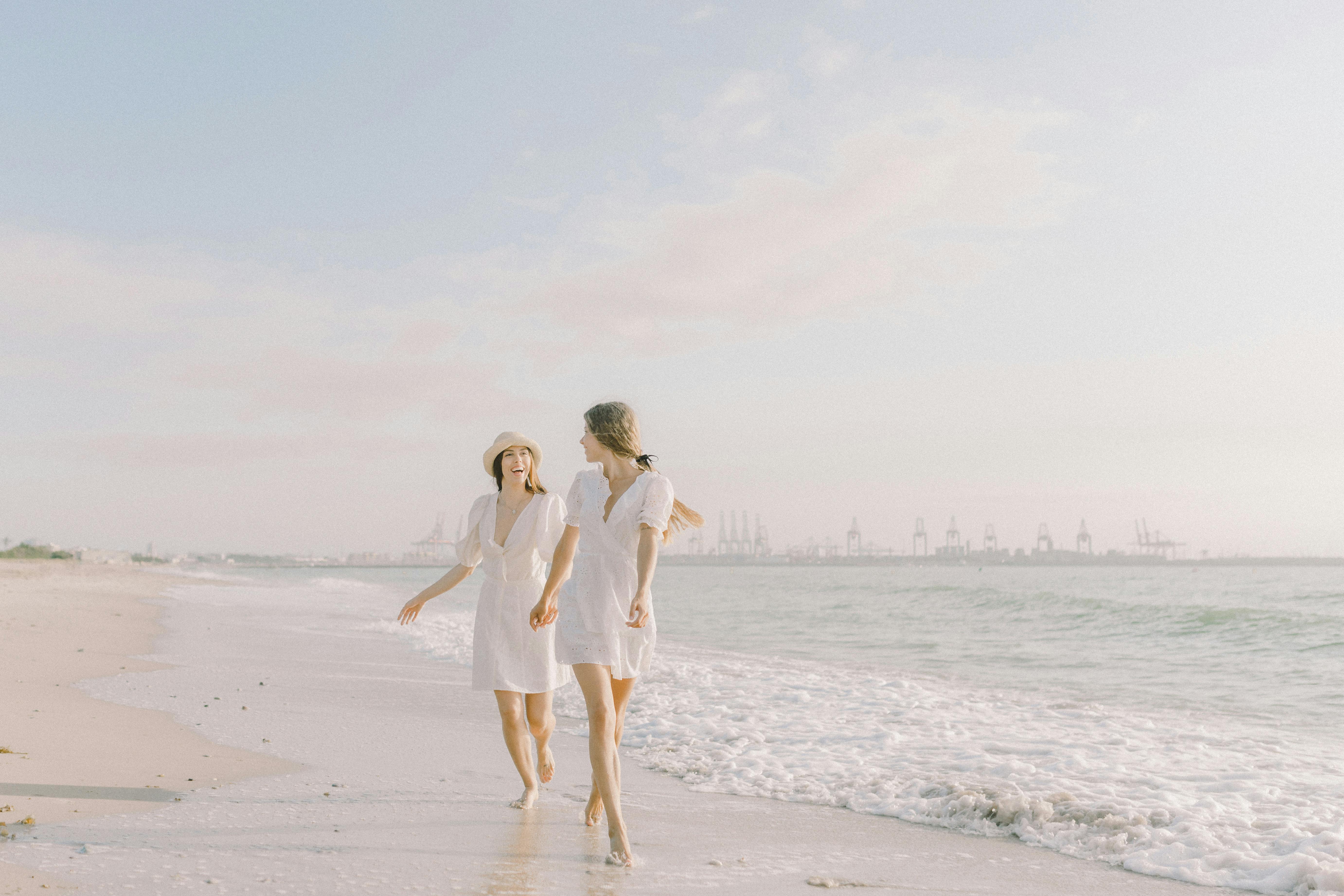 Dua orang yang menikmati momen di tepi pantai. (pexels/Photo by Nataliya Vaitkevich) - Image