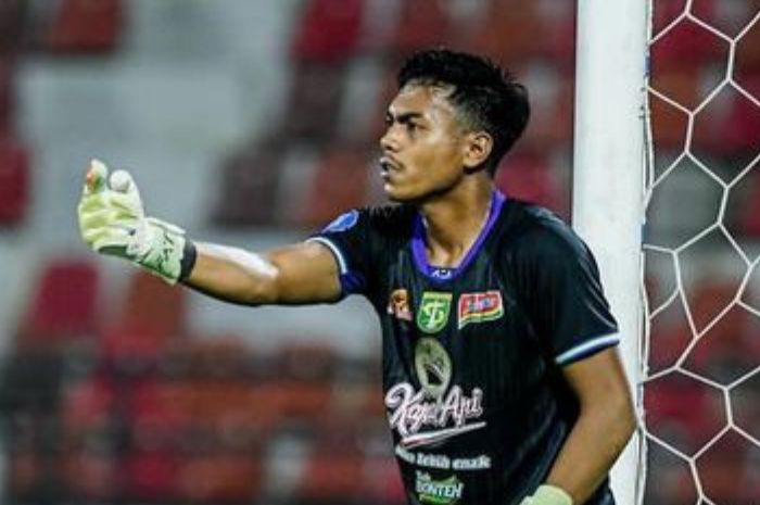 Andhika Ramadhani telah menunjukkan dedikasi dan militansinya dalam menjaga gawang Persebaya Surabaya di Liga 1 Indonesia 2024/2025. (Instagram/@cakdhik) - Image