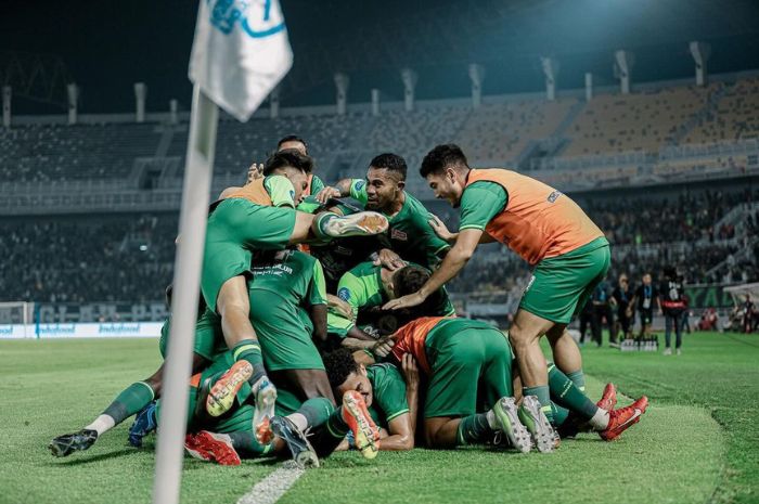 Dominasi Persebaya Surabaya atas klub Jawa Timur berlanjut, meninggalkan mereka di papan tengah dan bawah klasemen Liga 1 Indonesia. (Instagram/@moerashid95) - Image