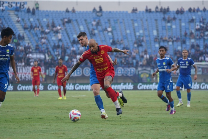 Striker Persija Jakarta, Eduardo Almeida, mendapat pengawalan ketat dari pemain Persib Bandung di Stadion Si Jalak Harupat, Senin (23/9) sore. (Dok: Persija Jakarta) - Image