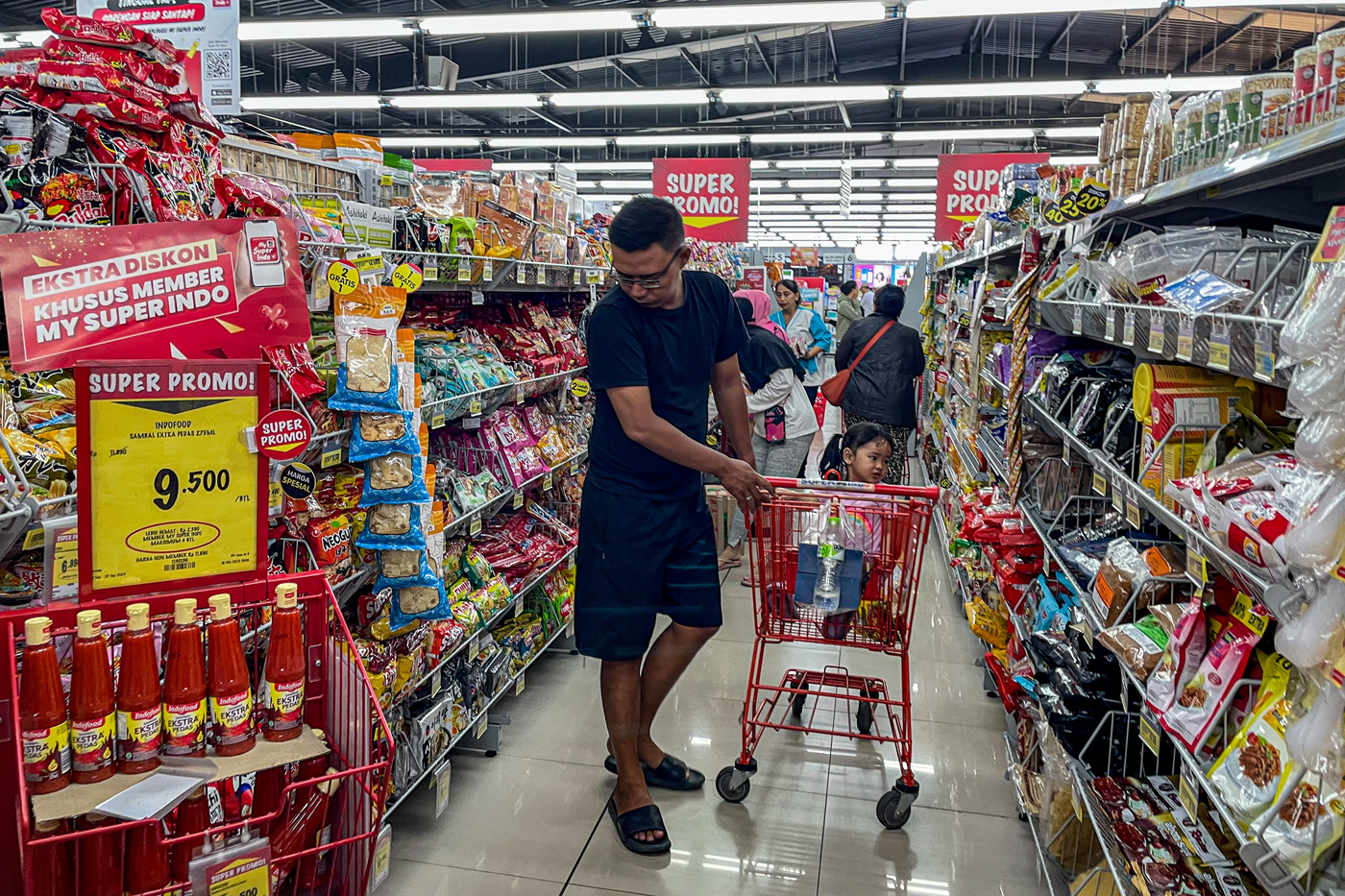 Pengunjung berbelanja di salah satu gerai ritel modern di Depok, Jawa Barat, Minggu (22/9/2024). (Sa