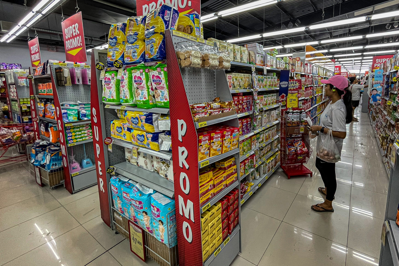 Pengunjung berbelanja di salah satu gerai ritel modern di Depok, Jawa Barat, Minggu (22/9/2024). (Sa