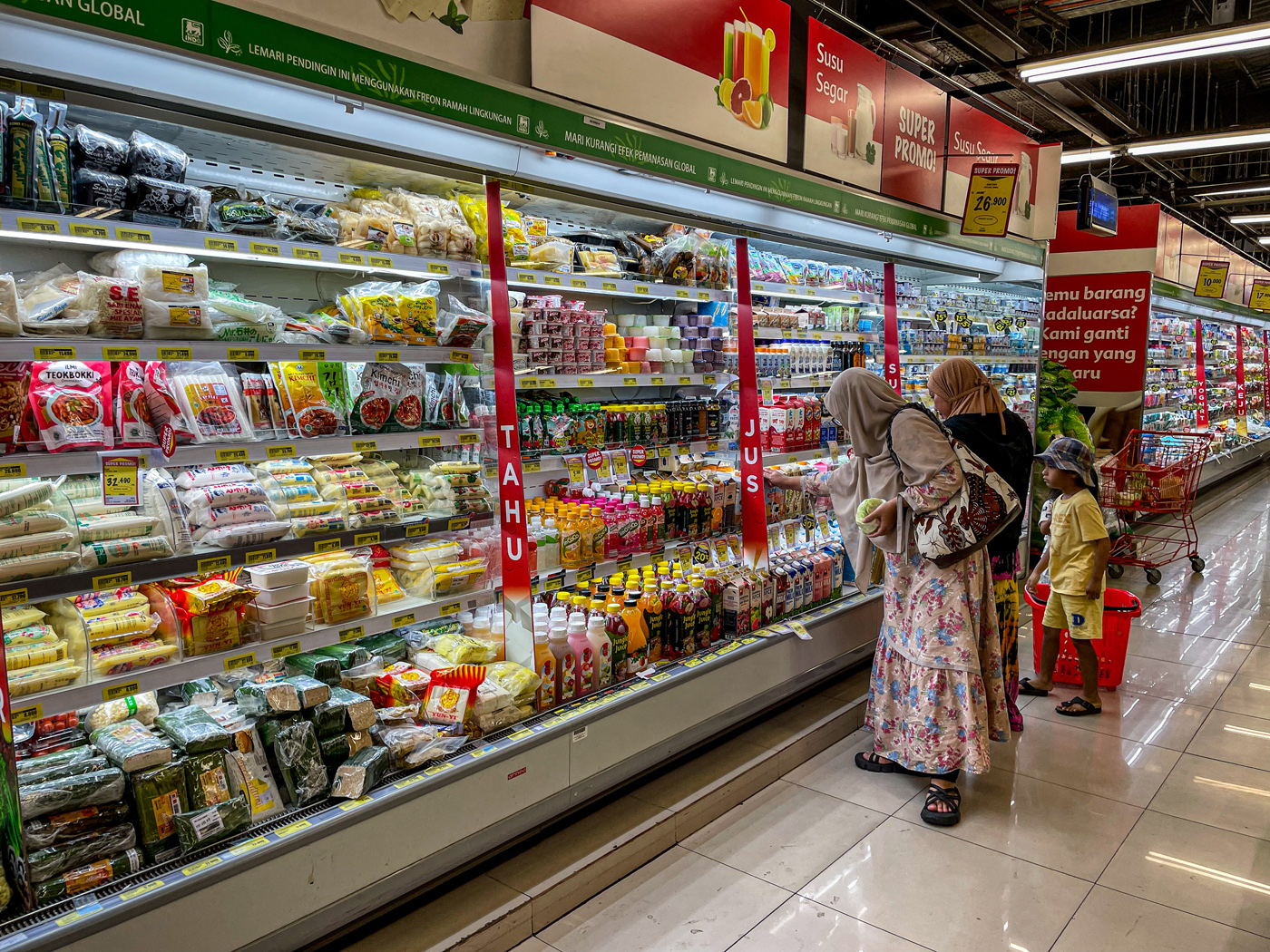 Pengunjung berbelanja di salah satu gerai ritel modern di Depok, Jawa Barat, Minggu (22/9/2024). (Sa