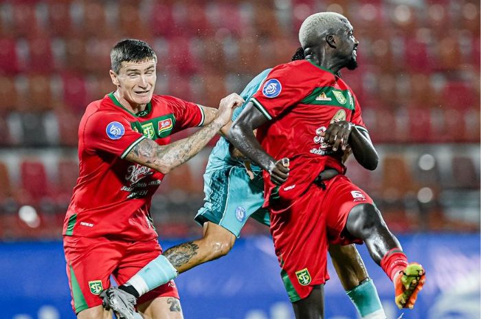 Paul Munster benar-benar mengubah wajah Persebaya Surabaya dari bermain tiki-taka menjadi pragmatis dengan tujuan raih kemenangan. (Instagram/@officialpersebaya) - Image
