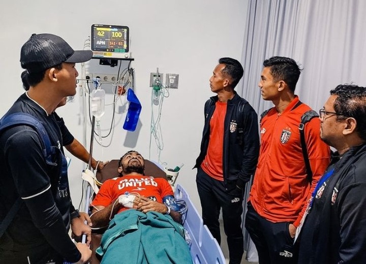 Pemain Malut United Yance Sayuri dirawat di rumah sakit setelah sempat kolaps akibat terkena benturan di dada saat Malut menghadapi Bali United. (Instagram Malut United) - Image