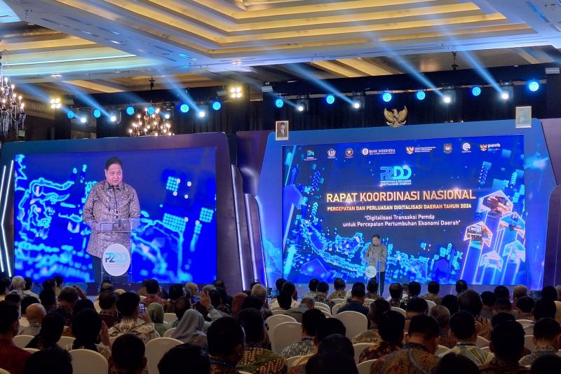 Menko Perekonomian Airlangga Hartarto saat menyampaikan laporan dalam Rapat Koordinasi Nasional (Rakornas) Percepatan dan Perluasan Digitalisasi Daerah (P2DD) 2024 di Jakarta, Senin (23/9). (ANTARA) - Image