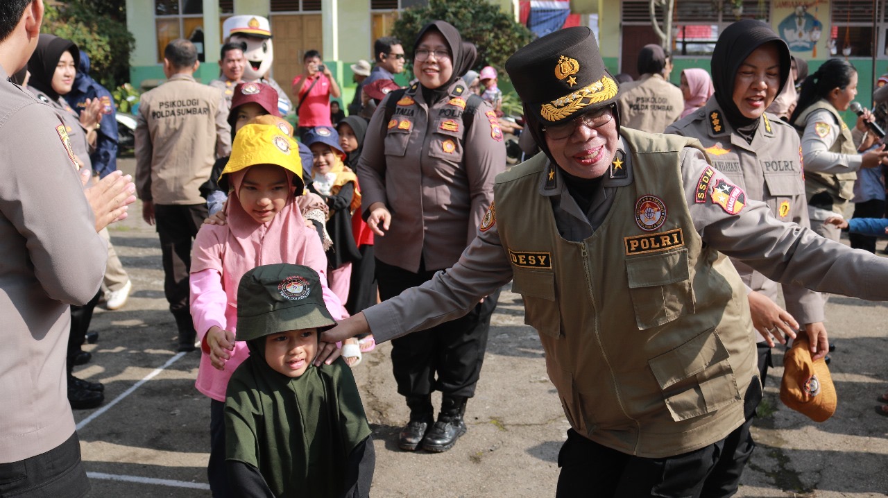 Brigjen Desy Andriani saat berinteraksi dengan anak-anak. Kini, dia ditunjuk Kapolri untuk menjadi Direktur PPA-PPO. (Mabes Polri) - Image