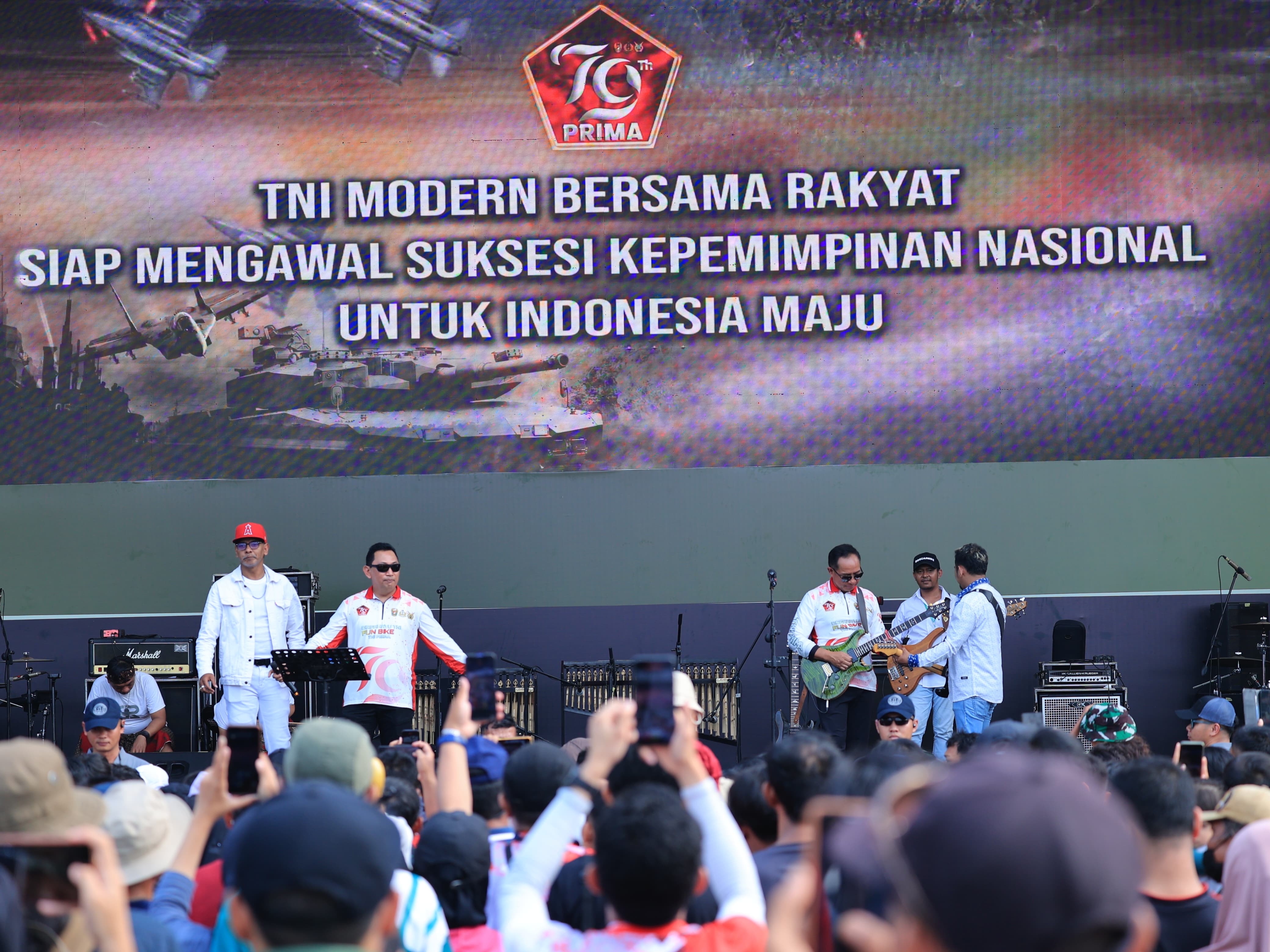 Momen Kapolri Listyo Sigit Prabowo (dua dari kiri) dan Panglima TNI Agus Subiyanto (tiga dari kanan) di atas panggung HUT TNI. (Mabes Polri) - Image