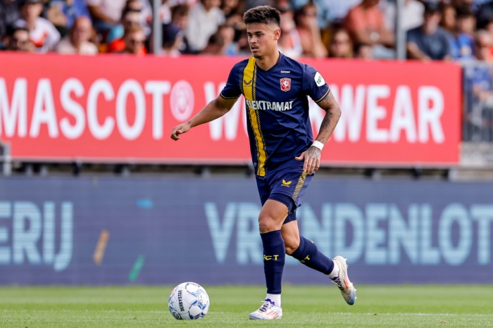 Mees Hilgers bermain 90 menit dan menyumbang assist untuk FC Twente saat menghajar tim yang diperkuat Thom Haye, Almere City. (Dok: FC Twente) - Image