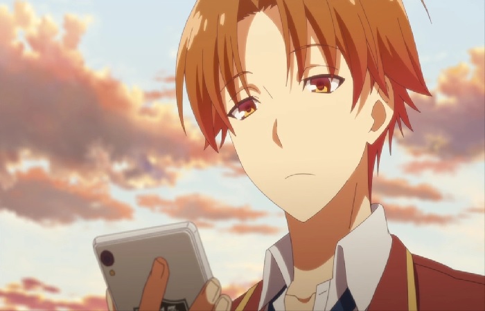 Kiyotaka Ayanokouji selalu terlihat cuek dan biasa-biasa saja meski punya otak encer. (Crunchyroll)