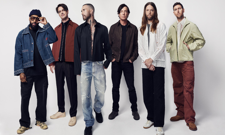 Maroon 5 dalam Poster Tur Asia 2025. (maroon5.komi). - Image