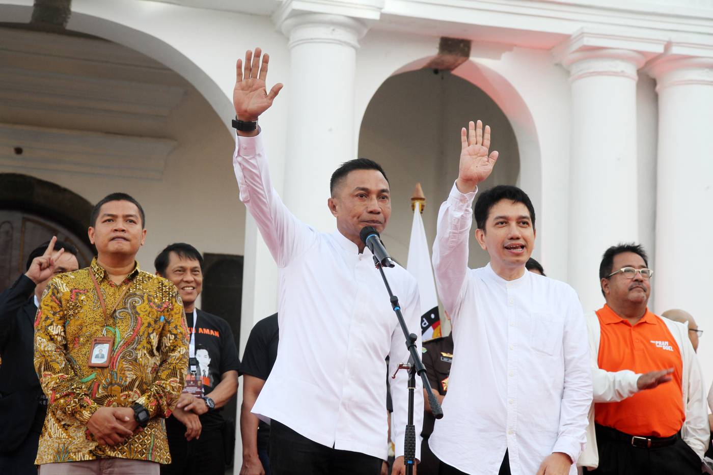 Calon Gubernur dan Wakil Gubernur Jakarta Paslon nomor urut 2, Dharma Pongrekun-Kun Wardana saat Deklarasi Damai di Kota Tua, Jakarta, Selasa, (24/9/2024). (Dery Ridwansah/ JawaPos.com - Image