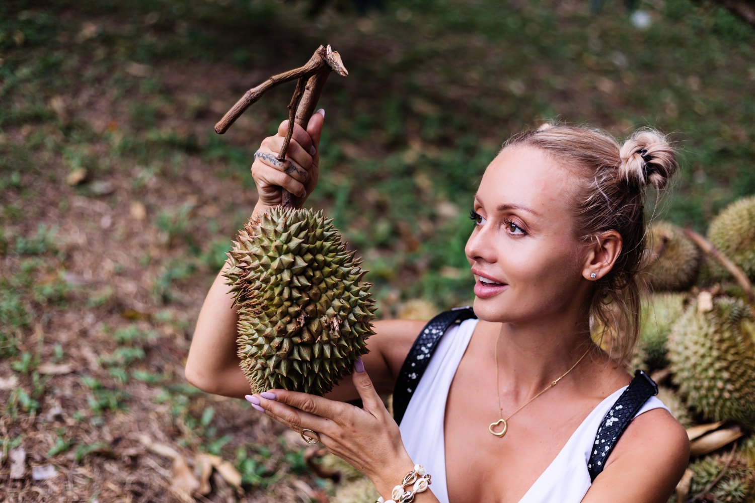 Ilustrasi kulit durian yang matang biasanya berwarna hijau kecoklatan dan memiliki duri yang tajam (Freepik) - Image