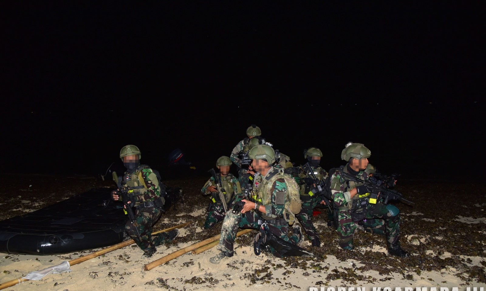 Pasukan Khusus TNI AL dari Komando Pasukan Katak (Kopaska) dan Intai Amfibi (Taifib) Korps Marinir melaksanakan latihan operasi amfibi di Papua. (TNI AL) - Image