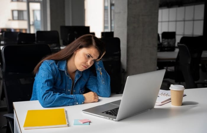 Salah satu tanda perempuan yang kesepian dan tidak Bahagia adalah sering online di media sosial (freepik) - Image