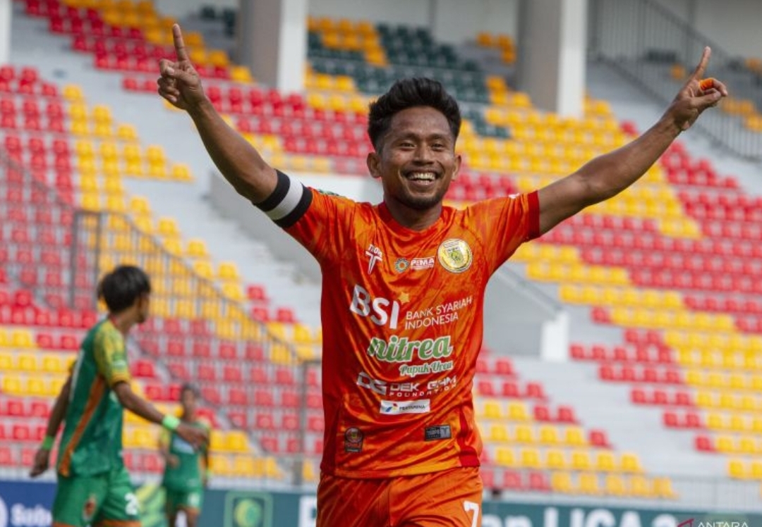 Andik Vermansyah berselebrasi usai mencetak gol ke gawang Sriwijaya FC dalam lanjutan Liga 2 di Stadion Harapan Bangsa Banda Aceh, Selasa (24/9/2024). (ANTARA/Khalis Surry) - Image