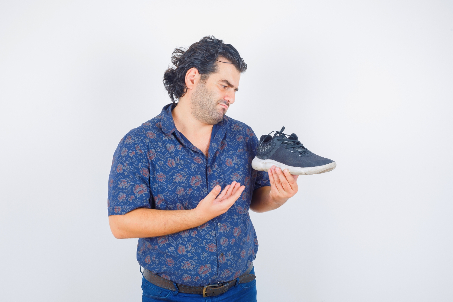 Ilustrasi sepatu yang sulit dipakai seperti tali yang terlalu rumit dapat menyulitkan orang tua (Freepik) - Image