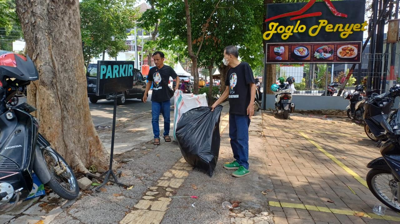 Relawan Alap-Alap Jokowi (AAJ) yang terjun membersihkan sampah pasca gelaran deklarasi kampanye damai di depan Kantor Komisi Pemilihan Umum (KPU) Jawa Tengah, Selasa (24/11/2024). (Istimewa) - Image