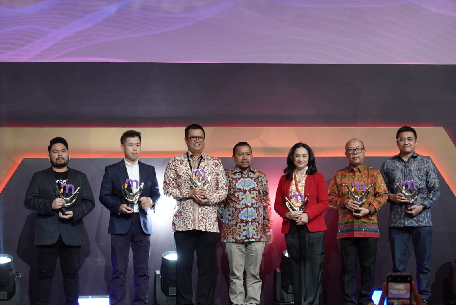 PT Permodalan Nasional Madani (PNM) kembali mencatatkan prestasi gemilang dengan meraih dua penghargaan bergengsi pada ajang Merdeka Awards 2024. (Istimewa) - Image
